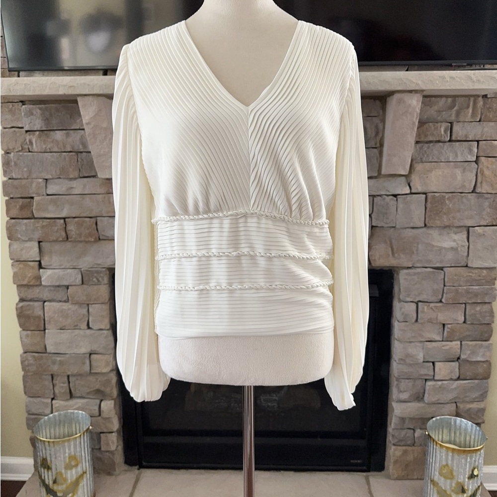 Beautiful Whir House Black Market lined cream colored blouse, zipper on side